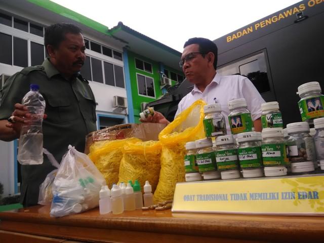 Ratusan Kemasan Obat Herbal Ilegal dari Tabib M Toha di Binjai Disita BBPOM Medan