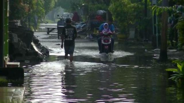 Pasca Banjir Warga Mulai Bersihkan Rumah