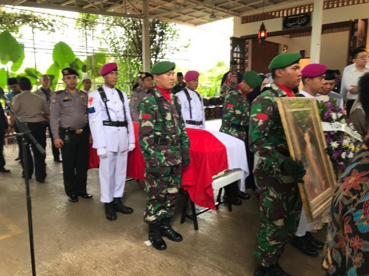 Ketua DPD RI Irup Upacara Pemakaman Alm AM Fatwa