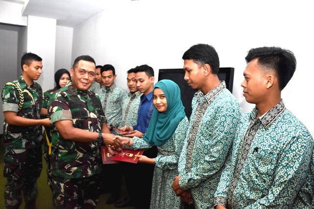Pangdam I/BB Berangkatkan Umroh 13 Mahasiswa, 1 Mahasiswa Terima Beasiswa
