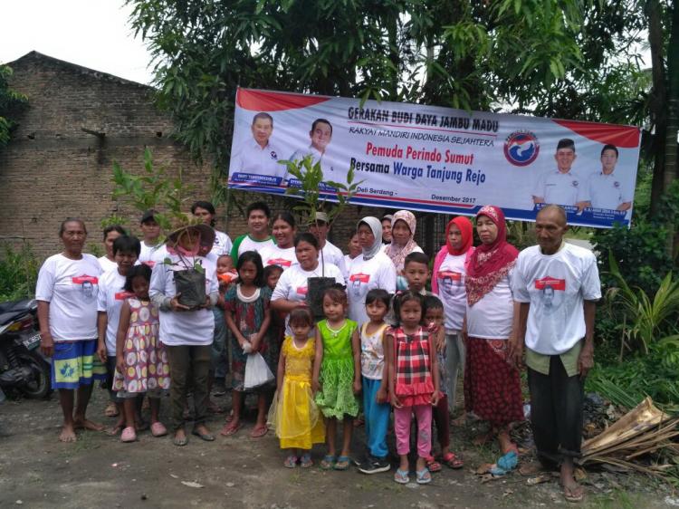 Pemuda Perindo Sumut Bagikan 75 Bibit Jambu Madu