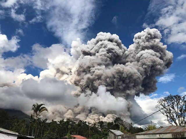 Sore Tadi, Gunung Sinabung Kembali Meletus Disertai Luncuran Awan Panas Sejauh 4,6 Km