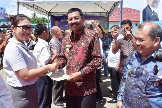 Gubsu Serahkan SK 2.120 Guru Tidak Tetap se-Pulau Nias