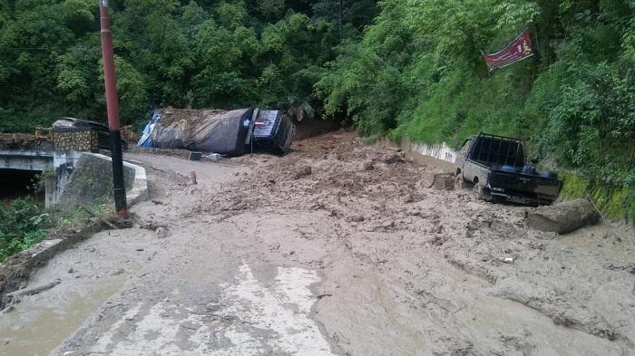 Longsor di Jalinsum Siantar-Parapat, Babinsa Ikut Bersihkan Jalan
