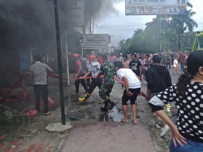 Gereja GKII Siantar Terbakar, Koramil 02/Siantar Timur Bantu Padamkan Kobaran Api