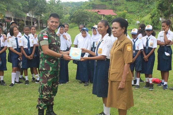 Satgas Pamtas Yonif-328 Sumbang 200 Buku Pelajaran di Jayapura