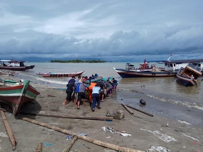 Status Siaga Pasca Tsunami Banten, URCL Bakamla dan Basarnas Evakuasi Perahu Nelayan