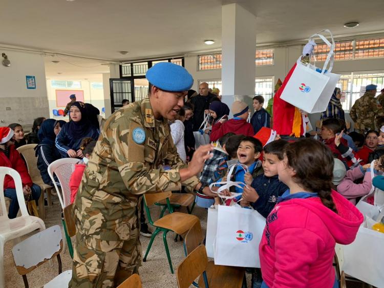 Pasukan Garuda XXIII-M Berikan Tali Asih Natal Bagi Anak-Anak di Lebanon