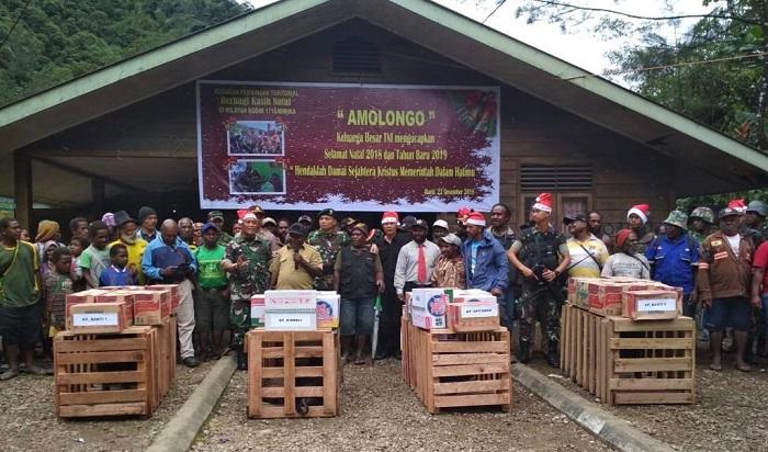 Sambut Natal, TNI Berbagi Kasih di Desa Banti Tembagapura