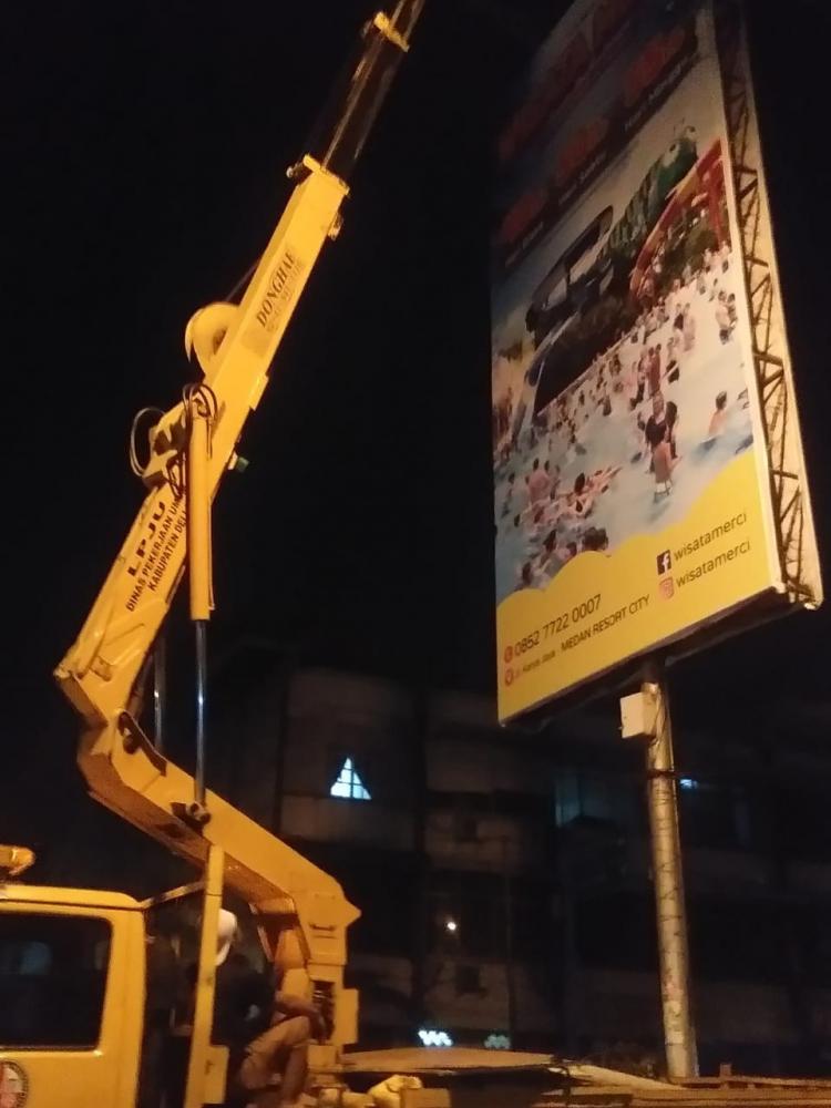 Spanduk Caleg dan Baliho di Simpang Aksara Dibongkar