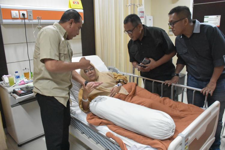 Edy Rahmayadi Besuk Istri Mantan Pangdam I/BB di Bandung