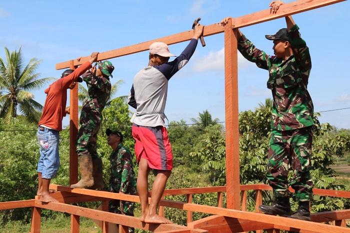 Hari Juang TNI AD, Yonif MR 411/Pdw Gotong Royong Bangun Rumah Warga di Kampung Sipias
