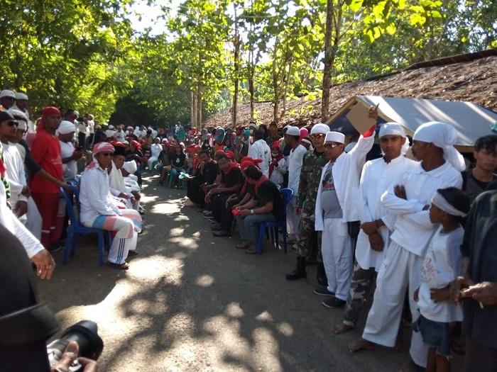 Satgas Yonif Raider Khusus 136 Pamrahwan Maluku Ikuti Tradisi Tarik Kayu di Haruku