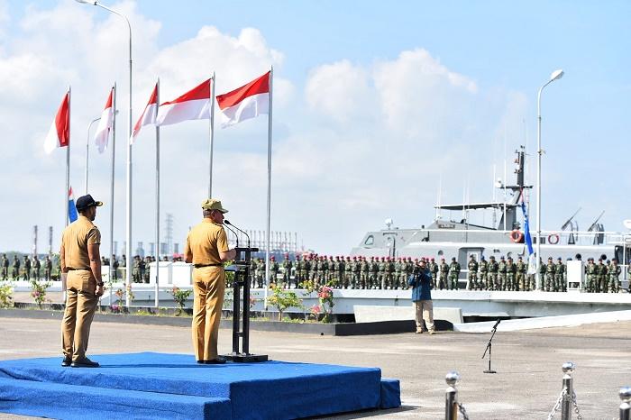 Hari Nusantara di Belawan, Edy Rahmayadi Berdialog dan Serahkan Bantuan kepada Nelayan