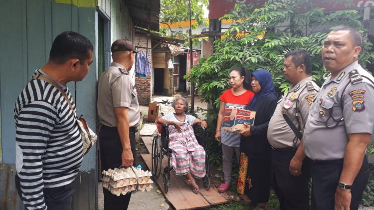 Polsek Medan Timur Santuni Janda Miskin 