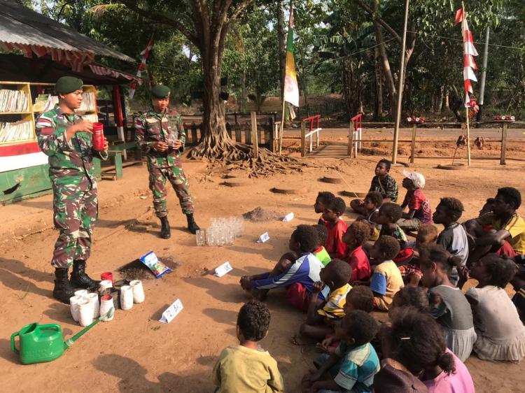 Prajurit TNI Ajarkan Anak-Anak Perbatasan Cara Menanam Hidroponik