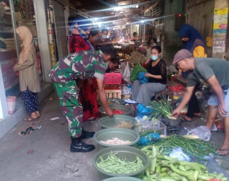 Babinsa Koramil Pantau Harga Sembako