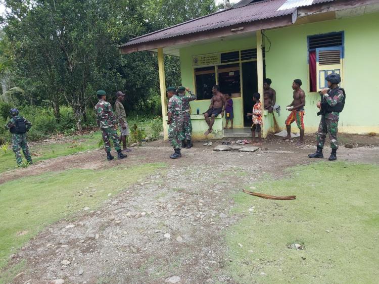 Cegah Pengaruh KKSB, Satgas Pamrahwan Patroli di Pedalaman Papua
