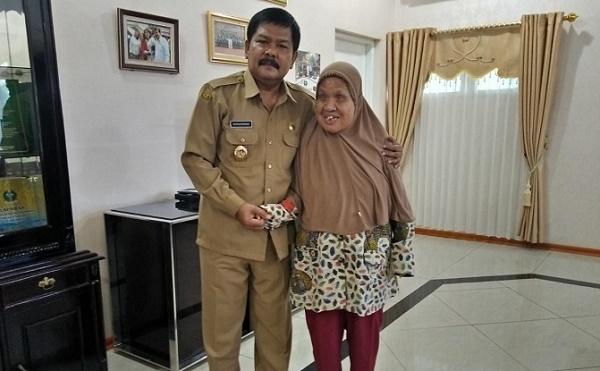 Keliling Indonesia, Aktivis Disabilitas Mantan Dosen Tunanetra Berprestasi Ini Singgah di Sibolga