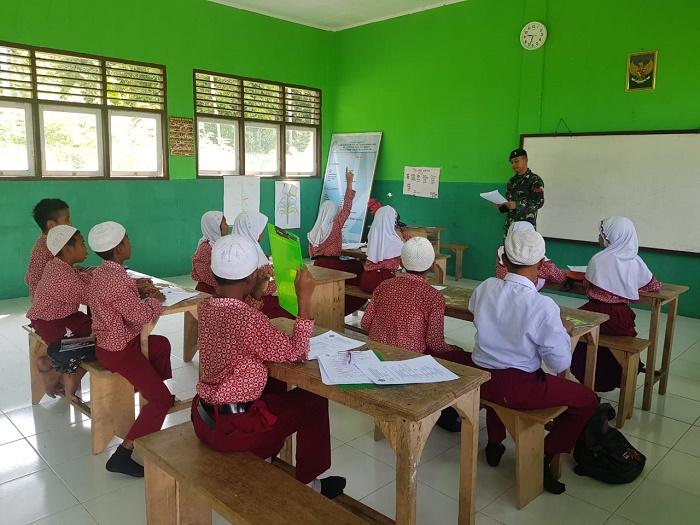 Prajurit TNI Yonif 136/TS Jadi Guru di Negeri Lima, Maluku Tengah