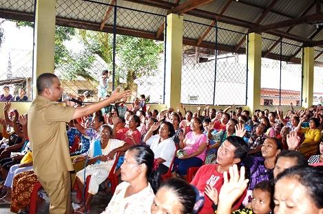 Sambut Nataru, Bupati Tapteng Serahkan Tali Asih Kepada 700 KK Warga Kecamatan Badiri dan Sibabangun