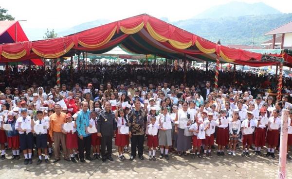 Fokus Benahi Pendidikan, Pemkab Samosir Beri Beasiswa Siswa Berprestasi dan Yatim Piatu