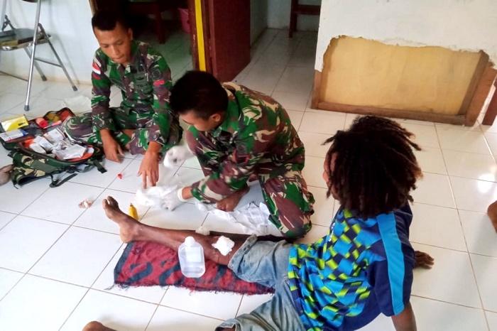 Satgas Yonif 411 Kostrad Obati Korban Kecelakaan di Jalan Trans Papua