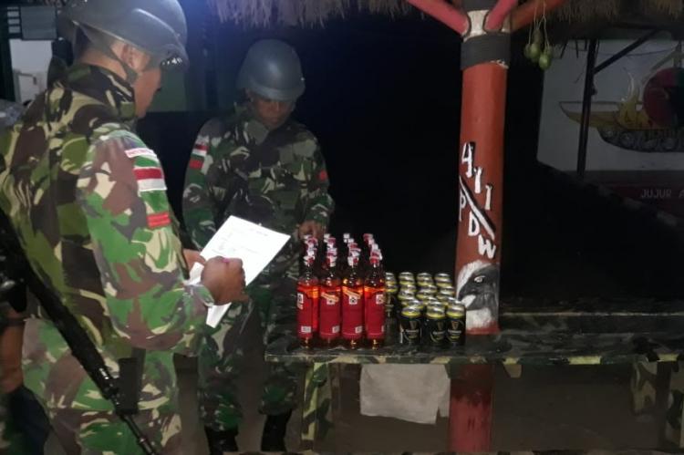 Satgas Pamtas RI-PNG Yonif 411 Kostrad Amankan Puluhan Botol Miras di Jalan Trans Papua