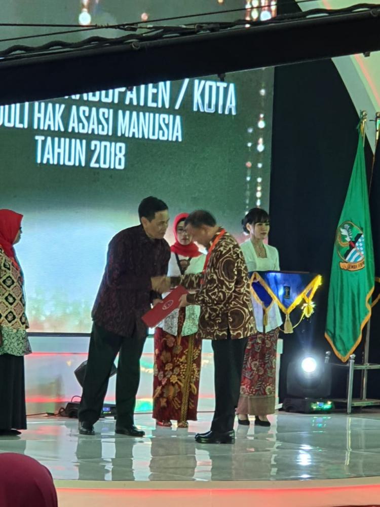 Untuk Ketiga Kalinya, Bupati Deli Serdang Terima Penghargaan Peduli HAM