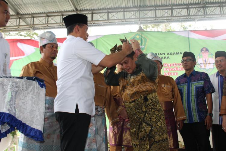NGOPI, Bupati Batubara Pakaikan Songket Melayu Pada Kakanwil Kemenag Sumut