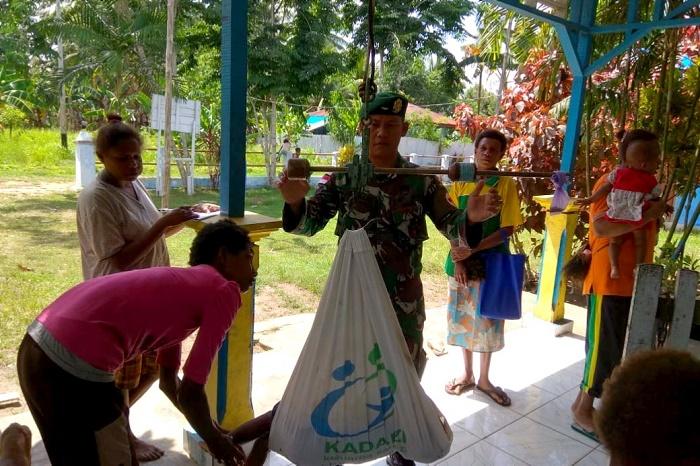 Satgas Pamtas RI-PNG Yonif 411 Kostrad dan Puskesmas Sota Gelar Posyandu