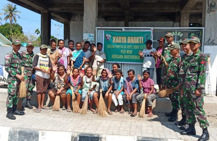 Satgas Pamtas RI-RDTL Yonif 132/BS Karya Bakti Bersama Warga Desa Humusa Wini