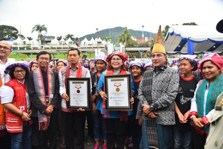 Festival Danau Toba Pecahkan Rekor MURI, 1.024 Orang Pakai Bulang Sulappei
