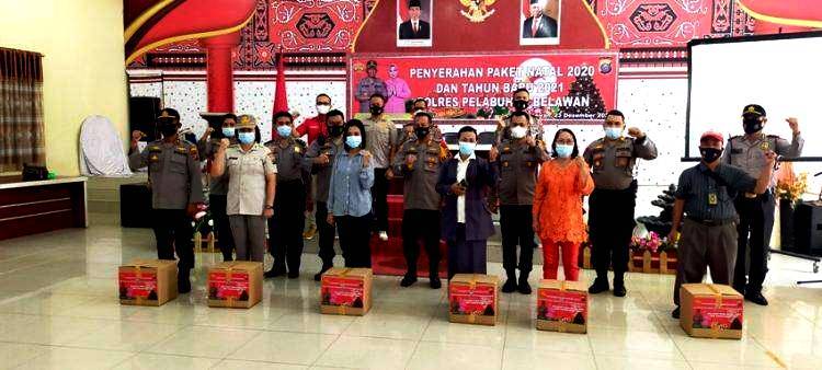 Kapolres Pelabuhan Belawan Bagikan Bingkisan Natal dan Tahun Baru 2021