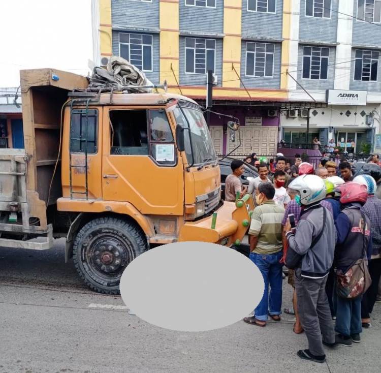 Kecelakaan Maut, Pengendara Motor Tewas Dilindas Truk di Jalan AH Nasution Medan Johor