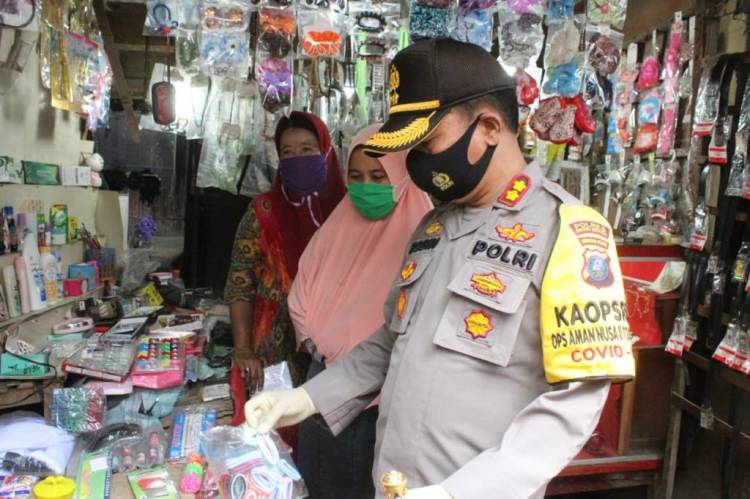 Kapolres Sergai Pimpin Operasi Yustisi di Perbaungan, Bagikan 1000 Masker dan Borong Dagangan Warga