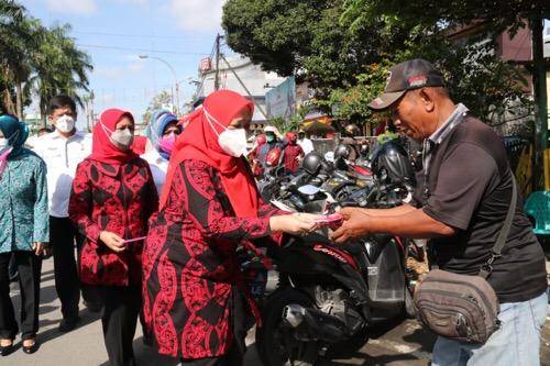 Pjs Ketua TP PKK Kota Medan Gebrak Masker dan Sosialisasi Cegah Covid-19 di Kecamatan Medan Kota