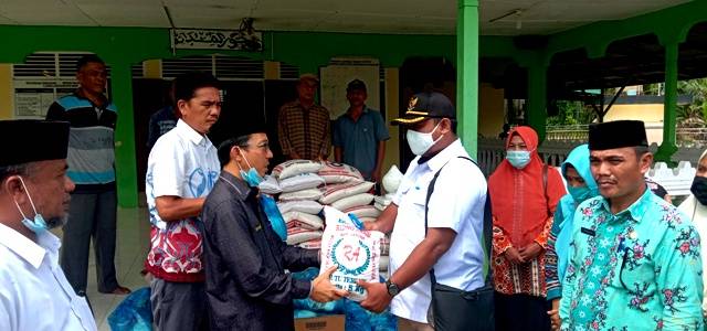 Banjir di Sei Lepan, Kemenag Langkat Serahkan Bantuan Sembako