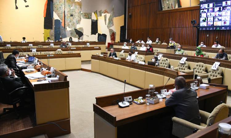 Waseskab Hadiri Raker dengan Komisi II DPR RI Bahas Kinerja Kelembagaan dan Aset Negara