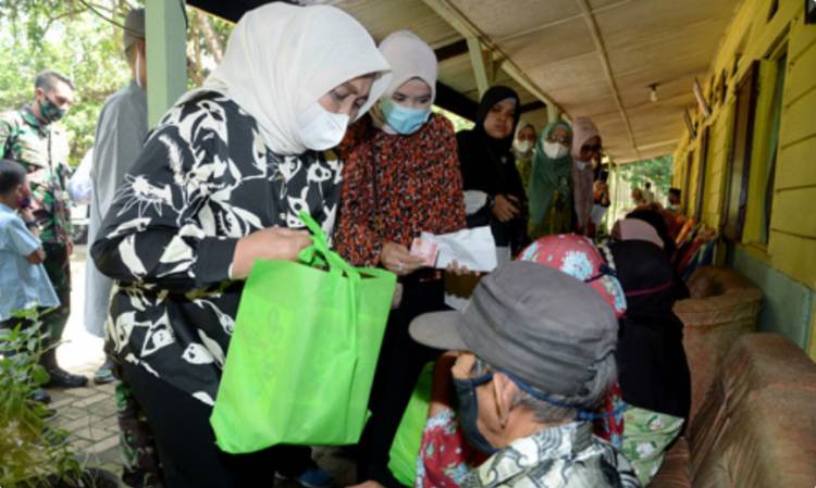 Ketua TP PKK Sumut Serahkan Bantuan ke Panti Werdha di Galang