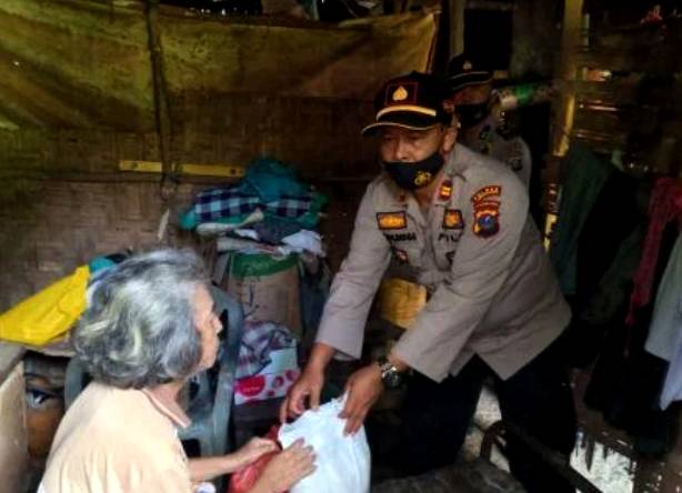 Warga Dusun Sri Pinang Terima Bantuan Sembako dari Kapolsek Kampung Rakyat