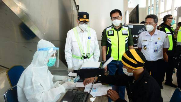 Menhub Cek Penerapan Protokol Kesehatan dan Pelaksanaan Tes COVID-19 di Bandara Soetta