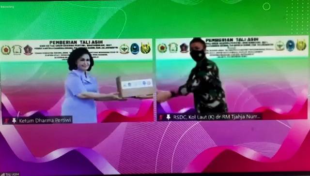 Ketum Dharma Pertiwi dan Bhayangkari Berbagi Bansos kepada Relawan Covid-19