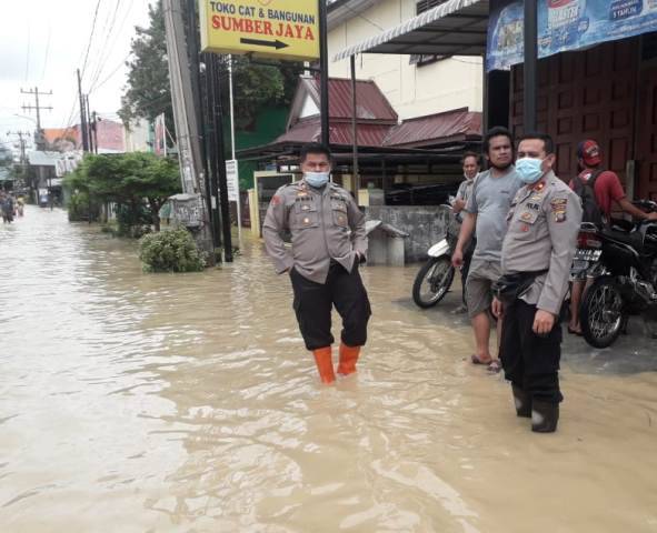 Kapolsek Medan Helvetia Bantu Warga dan Cek Banjir di Wilayahnya
