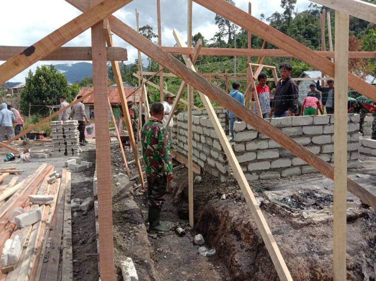 TNI dan Polri Kembali Bangun Rumah Warga Pasca Aksi Teror