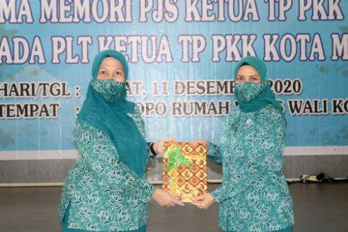 Pjs Ketua TP PKK Medan Dian Arief Trinugroho Serah Terima Memori dengan Plt Ketua Hj Nurul Khairani Akhyar