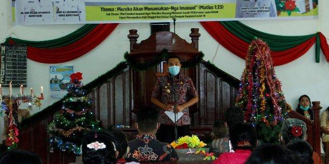 Wakil Bupati Dairi Bagikan Bingkisan Natal Kepada Warga Lansia
