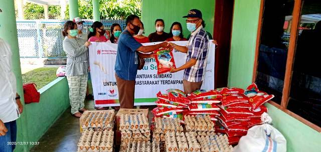 Bantu Masyarakat Sambut Natal dan Tahun Baru 2021, Pelindo 1 Bagikan 3.080 Paket Sembako