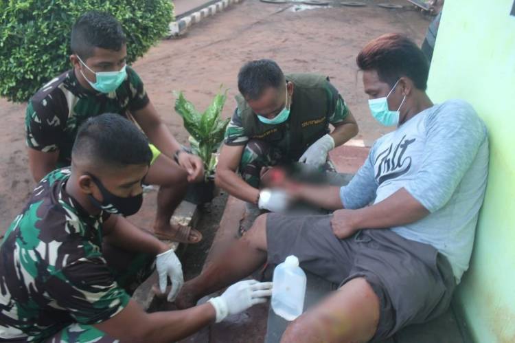 Luka Akibat Serangan Babi Hutan, Warga Kampung Erambu Diobati Satgas Yonif 125/Simbisa
