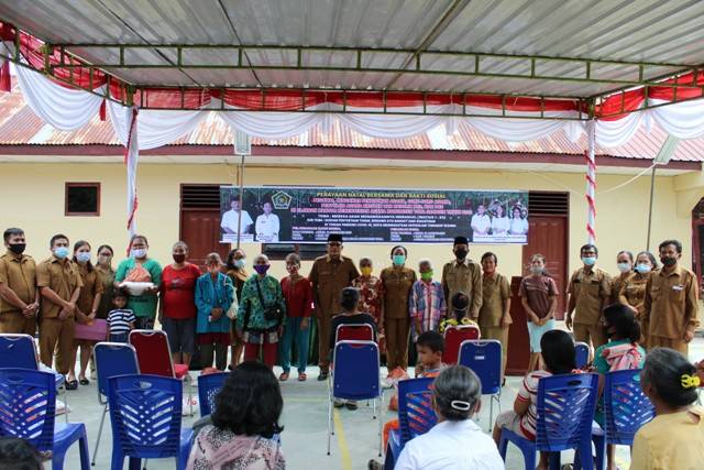 Rangkaian Perayaan Natal Tahun 2020, KanKemenag Tobasa Bagikan 200 Paket Sembako